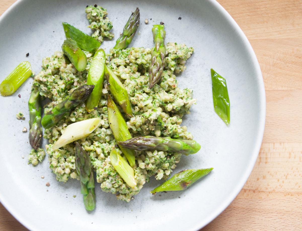 Buchweizen mit Petersilienpesto und gruenem Spargel