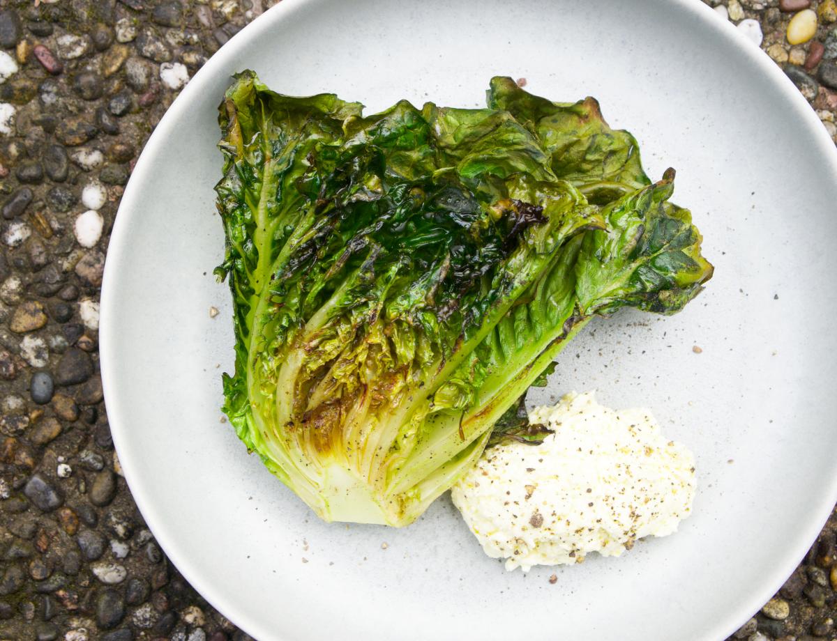 Gegrillte Salatherzen mit Knoblauchcreme