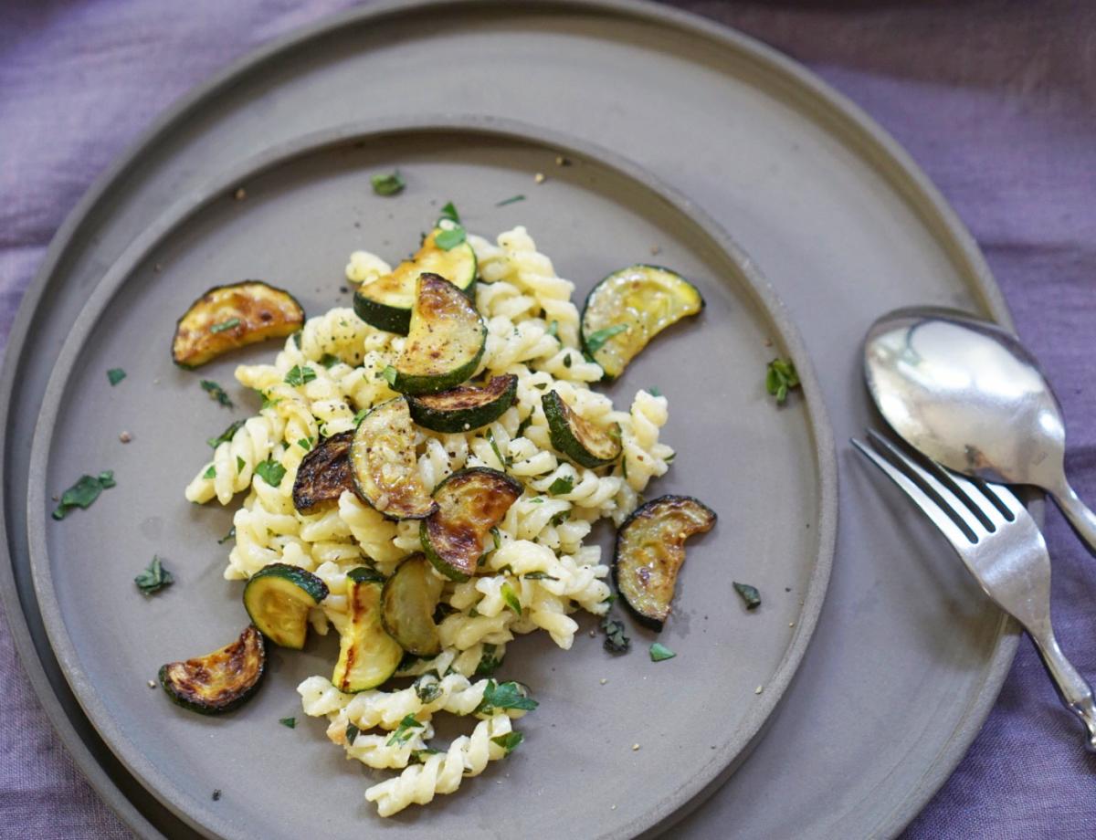 Lauwarmer Nudelsalat mit Mascarpone und Zucchini