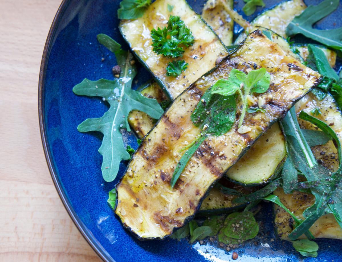 Lauwarmer Salat von gegrillten Zucchini